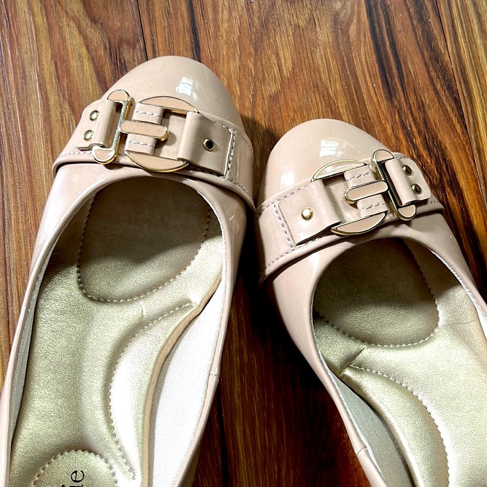 Kelly & Katie beige pumps